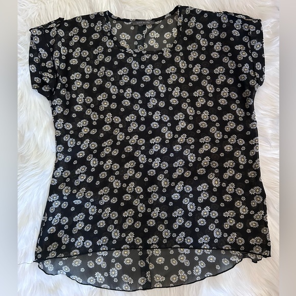 Suzy Shier Top - Picture 2 of 16